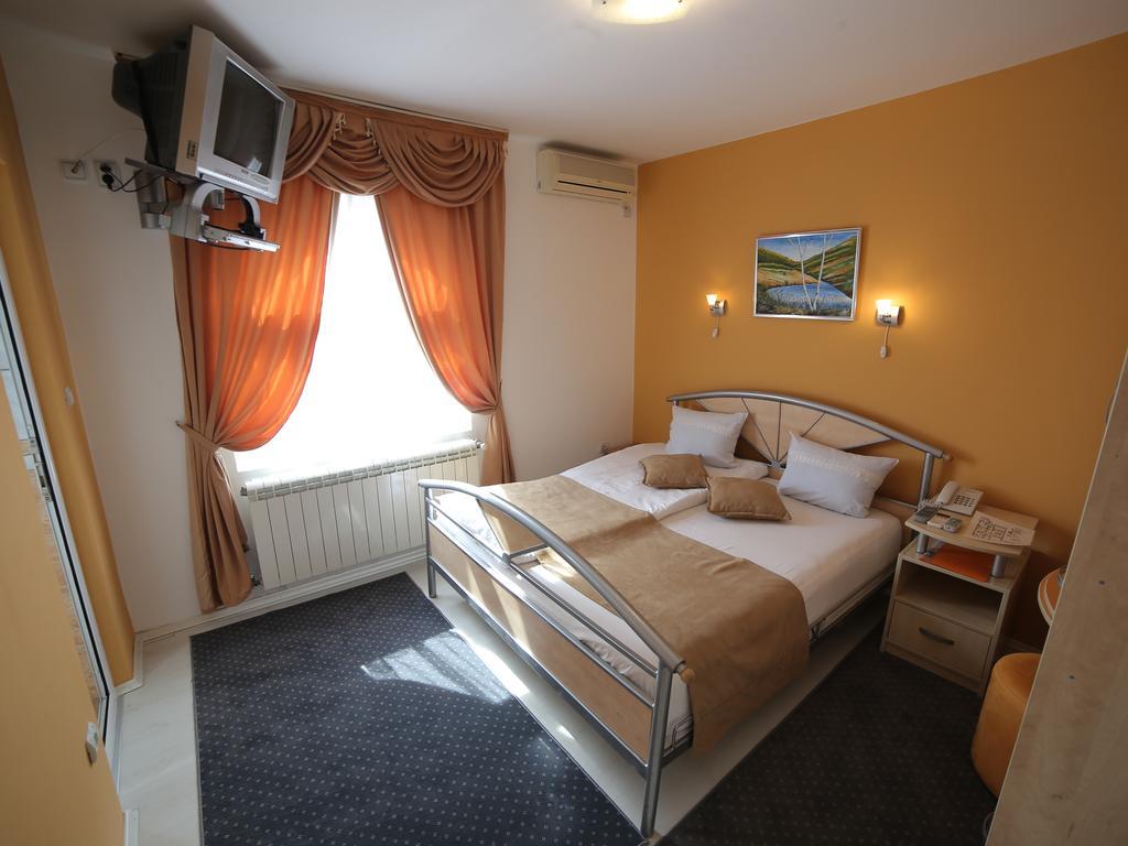 Hotel Zeneva Kragujevac Szoba fotó