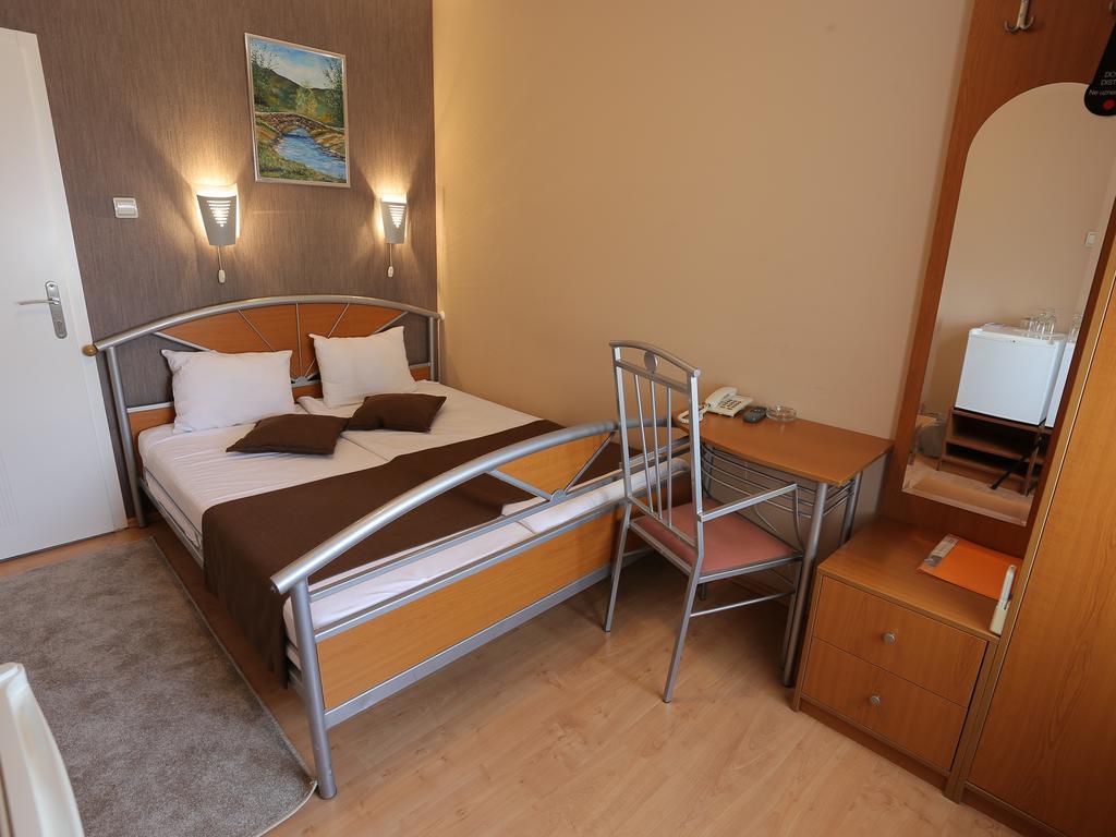 Hotel Zeneva Kragujevac Kültér fotó
